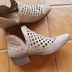 Mossimo Cut Out Pointed ankle boots